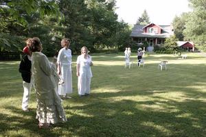 A lawn party brought together artists and musicians from Bristol, Abingdon and Asheville. (Photo Nina Rizzo) 