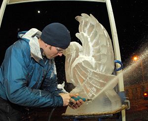 Ice flies as Jeff Pennypacker works on the details of the turkey he is carving out of a block of ice. (Photo by Earl Neikirk/Bristol Herald Courier)