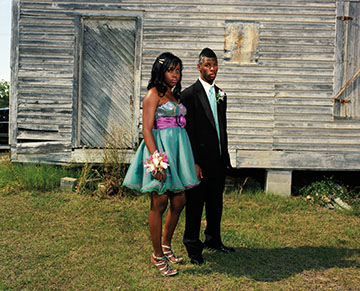 Gillia n Laub, Amber and Reggie, Mount Vernon, Georgia , 2011, inkjet print, 40 × 50 inches. © Gillian Laub, courtesy of Benrubi Gallery.