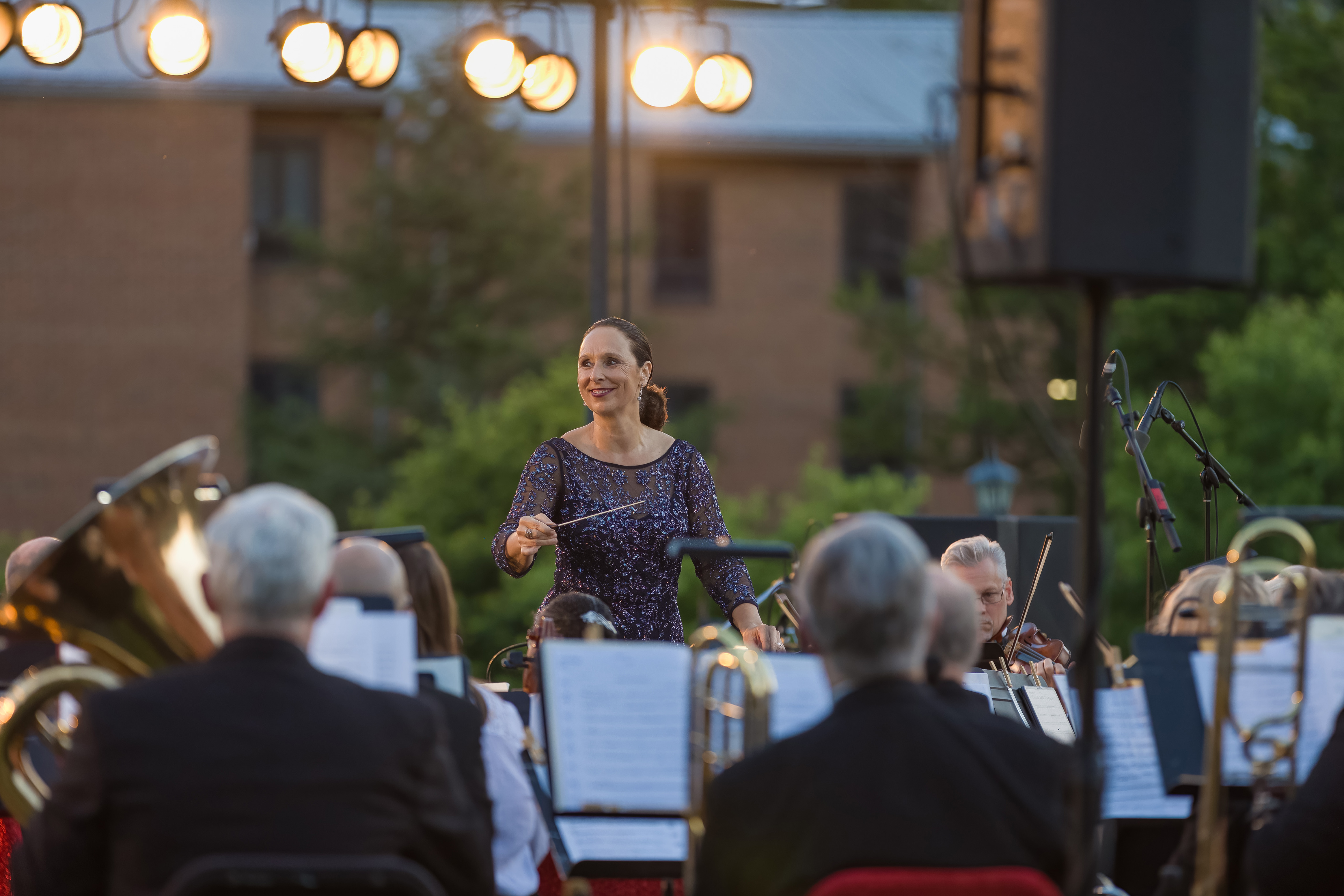 Cornelia Laemmli Orth conducts.